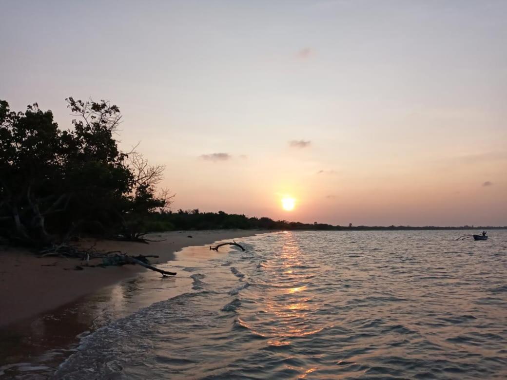 Giman Free Beach Resort Passikudah Kültér fotó